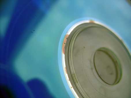 Поврежденные атмосферной влагой участки подложки