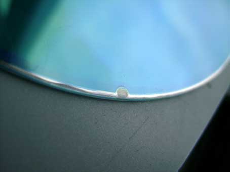 Поврежденные атмосферной влагой участки подложки