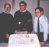 "Двигатель двигателей" Ритчи вместе с президентом Bell Labs Дэном Станционе (Dan Stanzione) и вице-президентом и генеральным менеджером проекта Inferno Майком Скарзински (Mike Skarzynski) отмечают коммерческий релиз Inferno Network Software Solutions.